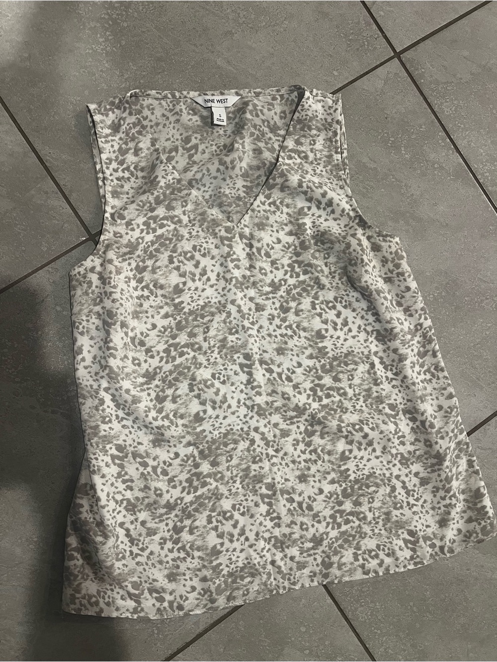 Nine West Grey & White Printed V-Neck Sleeveless Tank